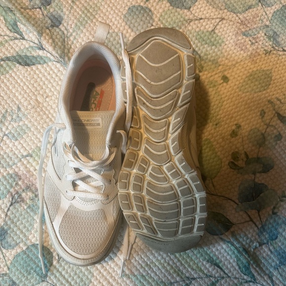 Sketchers Sneakers 👟 - Picture 2 of 3